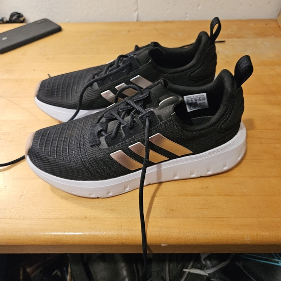 Adidas Womens Swift Run 23 Sneakers Size 6.5 Black/Silver. - Picture 4 of 7